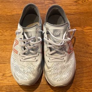 New Balance Mens size 9(4E) sneakers